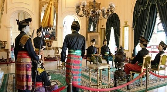 Jadi Edukasi Wisata Sejarah, Bupati Afni Terkejut Melihat Kerusakan Istana Siak