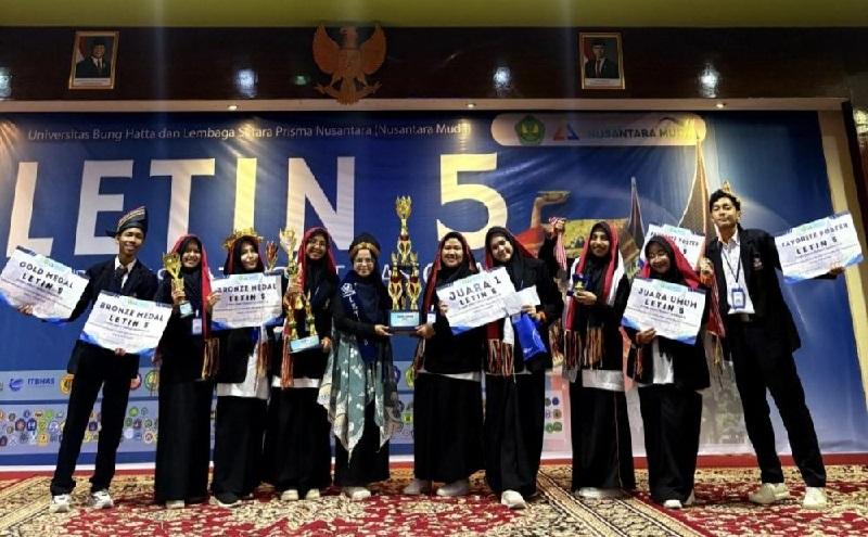 MAN 1 Kuansing Raih Juara Umum Lomba Esai Nasional 2025