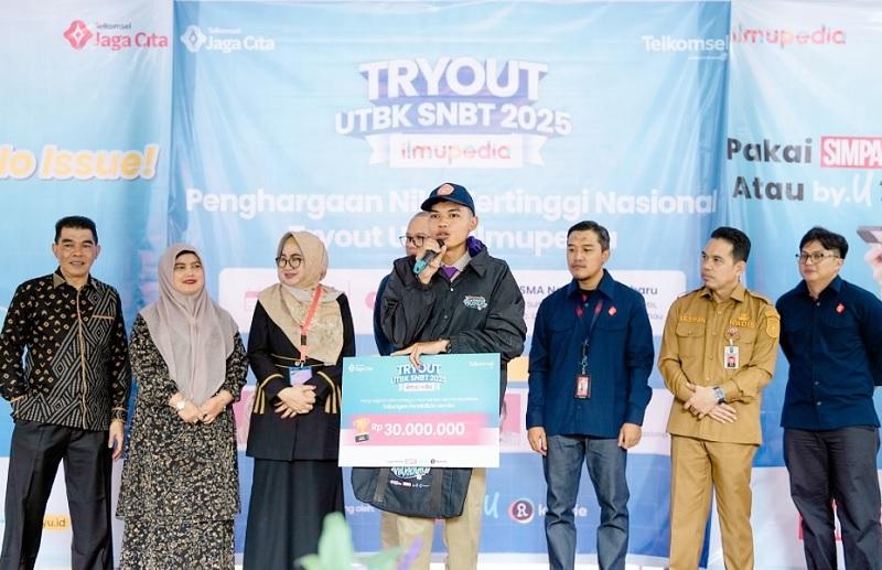 M Rasyid Asal SMAN 1 Pekanbaru Pamuncak UTBK SNBT 2025, Telkomsel Beri Hadiah Rp30 Juta