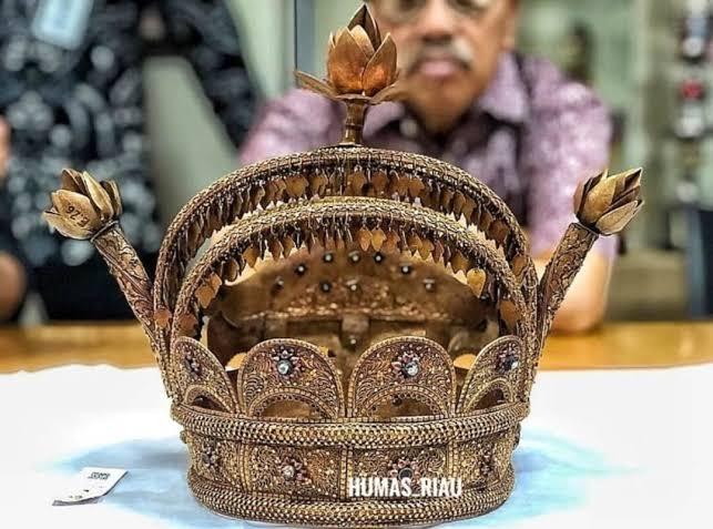 Edukasi Publik, Mahkota Asli Sultan Siak Tampil Pertama Kali di Hari Jadi Riau ke-68