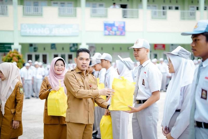 Kadisdik Riau Motivasi Siswa SMAN 16 Pekanbaru, Puji Prestasi Kepala Sekolah Teladan di Indonesia