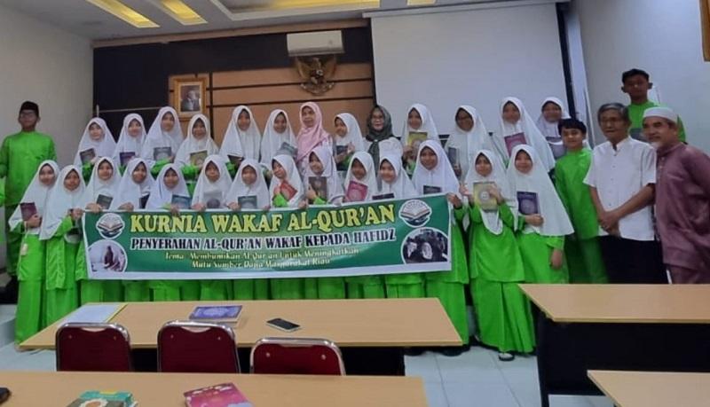 Dihadiri Wakif, KWQ Kembali Salurkan Al-Qur’an ke Pelajar Tahfidz MTsN 3 Pekanbaru