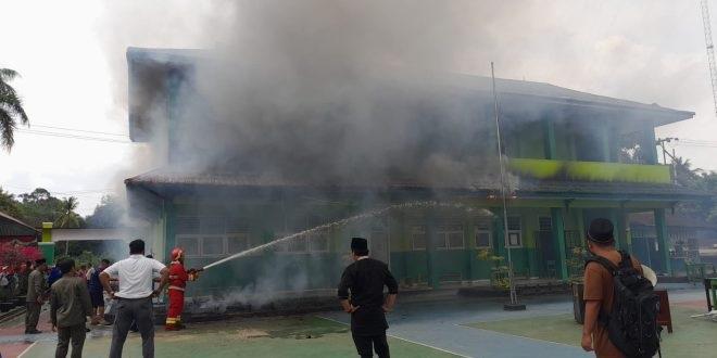 MTsN 2 Kuansing Terbakar, Satpol PP dan Damkar Turunkan Dua Armada