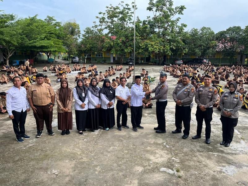 Edukasi Program Green Policing dan Lalu Lintas, Polisi Kampar Datangi SMKN 1 Tapung