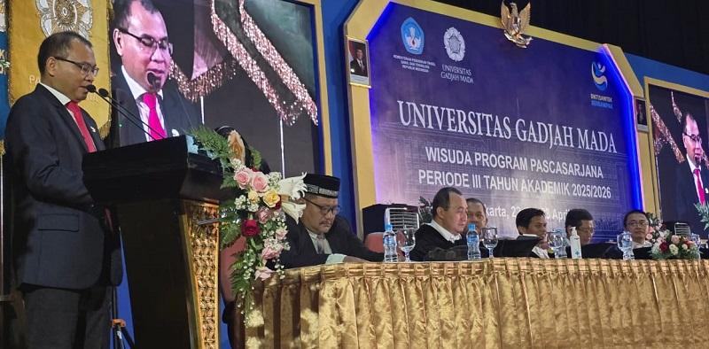Sematkan Pin Alumni ke Wisudawan UGM, Prof Junaidi Jadi Tamu Istimewa