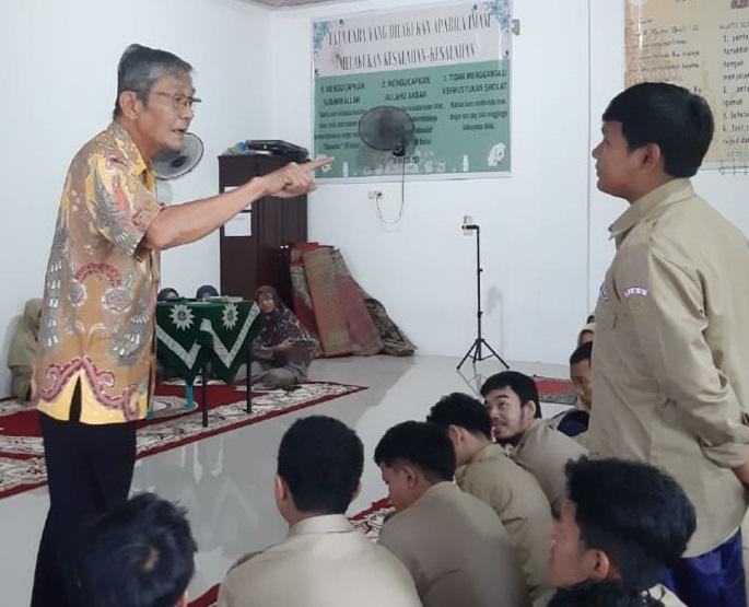 Sambil Motivasi Siswa Madrasah Aliyah Muhammadiyah Pekanbaru, KWQ Berbagi Al-Qur&rsquo;an