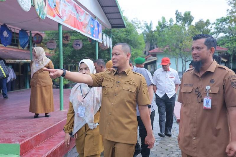 Revitalisasi Dua Sekolah Dilakukan Tahun ini, Pemko Pekanbaru Cek Atap Hingga Lantai Sudah Rusak