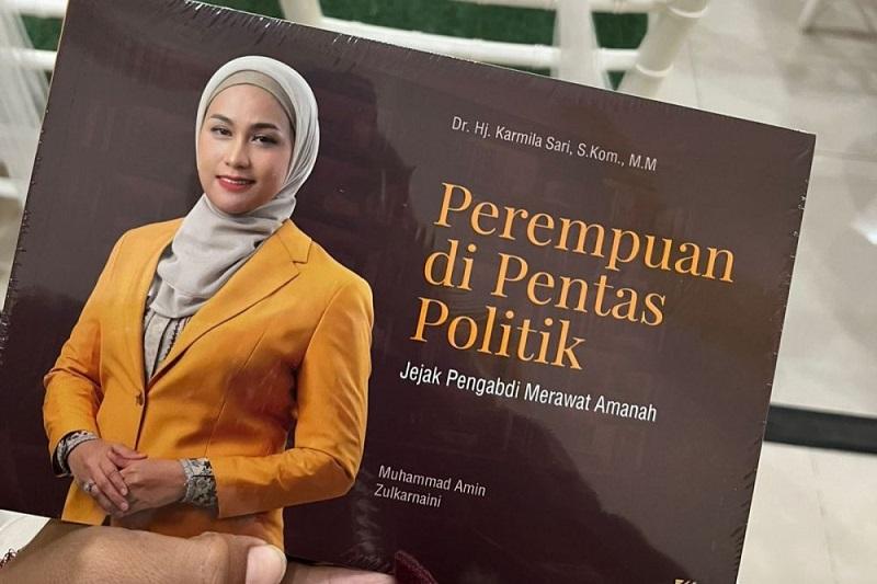 Di LAM Riau, Anggota Komisi Pendidikan DPR-RI Karmila Sari Luncurkan Buku yang Ungkap Jatuh Bangun
