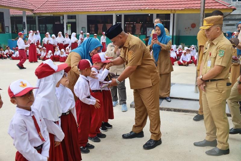 Ringankan Beban Orang Tua, Pemkab Siak Bagikan Seragam Sekolah Gratis