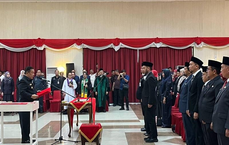 Plt Gubernur Riau Lantik 77 Kepala Sekolah, Ingatkan Jangan Ikut Urusan Seragam