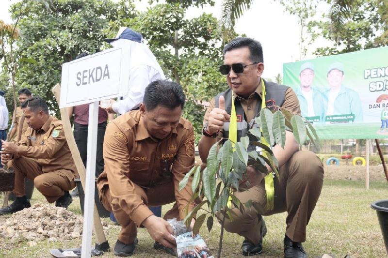 Pemkab Inhu Tanam 4.000 Bibit Pohon Serentak di SD dan SMP
