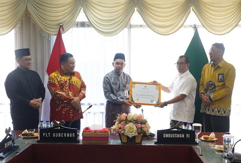 Dinas Pendidikan Riau Raih Penghargaan Pelayanan Baik dan Opini Kualitas Tinggi dari Ombudsman RI