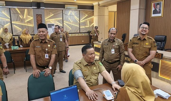 Ikut Cek Kesehatan Gratis, Plt Gubri Minta Masyarakat Deteksi Penyakit Sejak Dini