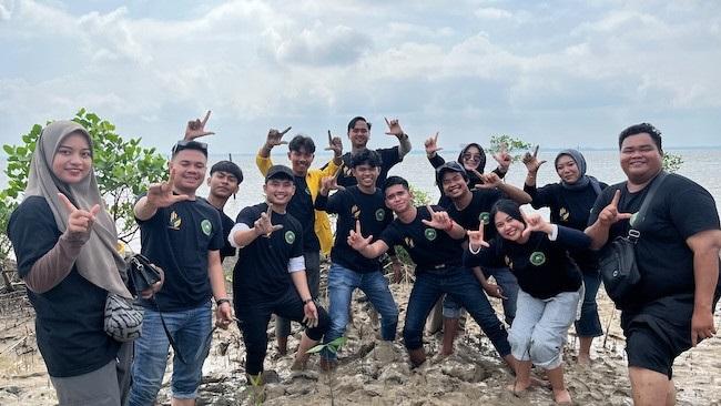 Selamatkan Pesisir Riau dari Abrasi, BEM Unilak Tanam Mangrove di Siak