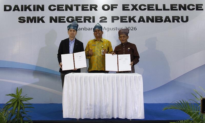 Perkuat Pendidikan Vokasi, SMKN 2 Pekanbaru Jalin Kerjasama DAIKIN Pertama di Sumatera
