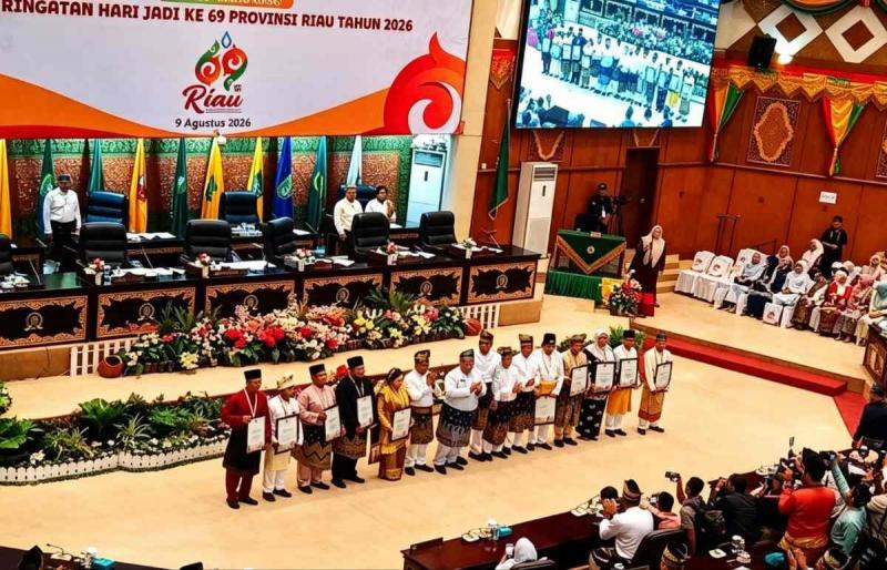 DPRD Riau Gelar Paripurna HUT Riau ke-69, Beri Tanda Jasa dan Berbagai Harapan Disampaikan
