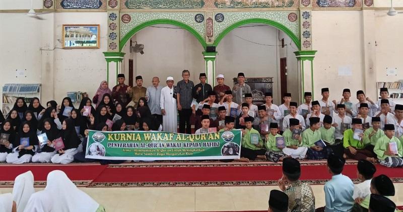Konsisten, Lagi KWQ Salurkan Al-Qur’an untuk Hafidz Ponpes Darul Qur’an dan SMP Muhammadiyah 4