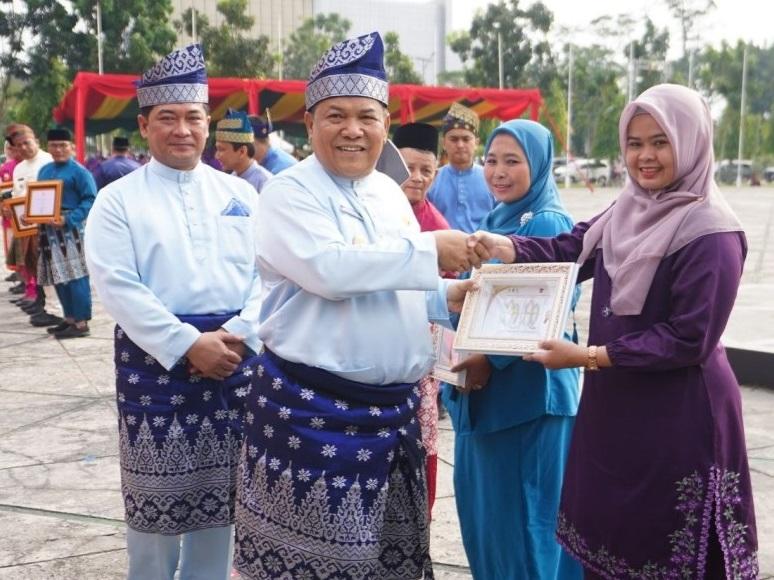 Sempena Hari Jadi Riau ke-69, Plt Gubri SF Hariyanto Serahkan Hadiah ke ASN Berprestasi