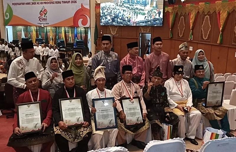 Ini 10 Tokoh Riau yang Mendapatkan Penghargaan Pemprov Riau di Paripurna Hari Jadi ke-69
