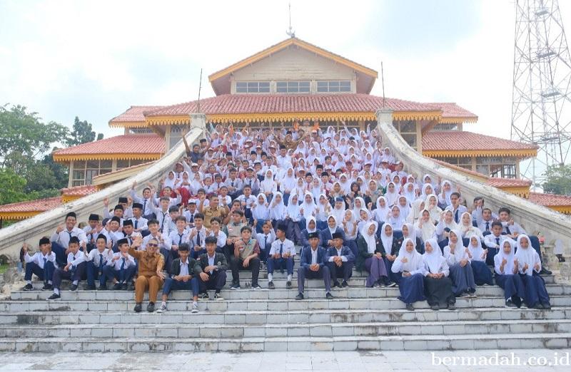 700 Pelajar Siak Diajak Mengenal Koleksi Pribadi Sultan Syarif Kasim di Museum Balairung Sri