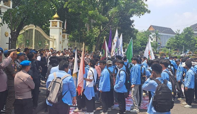 Ratusan Mahasiswa Unri Demo Kantor Gubernur Riau, Sampaikan Lima Tuntutan