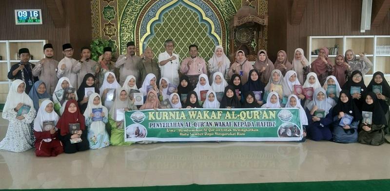 Dukung Program PCA, KWQ Kembali Salurkan Mushaf Al-Qur’an di SMPN Madani
