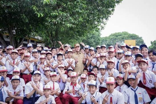 Tiap SD dan SMP Negeri Tak Ada Perbedaan, Wako Pekanbaru Pastikan Semua Murid Diberi Seragam Gratis