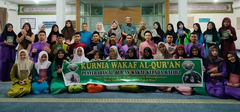 3 Siswa Hafal 30 Juz, KWQ Kembali Berbagi Al-Qur’an untuk Hafidz SMAN 1 Pekanbaru