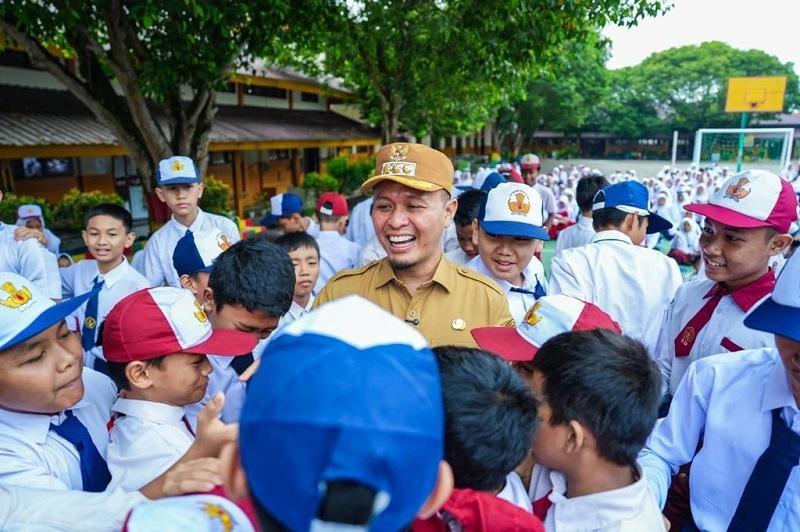 Sudah Selesai 99%, Pemko Pekanbaru Segera Bagikan 20 Ribu Seragam Sekolah Gratis