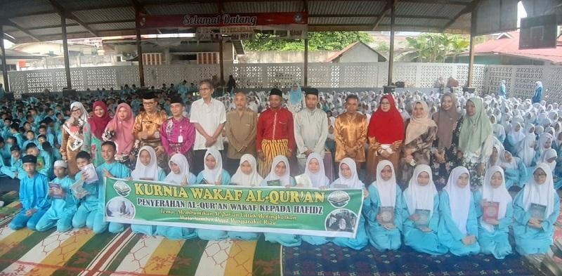 Selain Berbagi Al-Qur’an, KWQ Beri Motivasi Ribuan Pelajar di SMPN 13 Pekanbaru