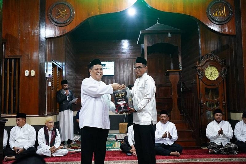 Safari Ramadhan di Rohul, Plt Gubri Serahkan Bantuan CSR BRK Syariah, Baznas, dan BPJS Naker