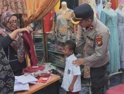 Kurang Mampu, Polisi Bantu Seragam Sekolah di Dumai