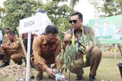 Pemkab Inhu Tanam 4.000 Bibit Pohon Serentak di SD dan SMP