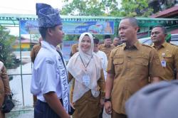 Bantu Siswa Kurang mampu, Pemko Pekanbaru Bantu 5 Stel Seragam Gratis Sekolah
