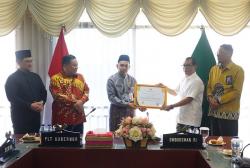 Dinas Pendidikan Riau Raih Penghargaan Pelayanan Baik dan Opini Kualitas Tinggi dari Ombudsman RI