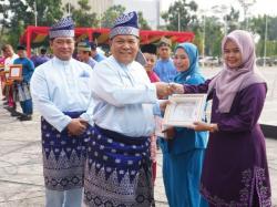 Sempena Hari Jadi Riau ke-69, Plt Gubri SF Hariyanto Serahkan Hadiah ke ASN Berprestasi