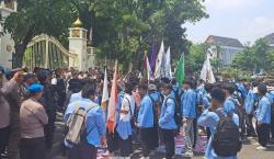 Ratusan Mahasiswa Unri Demo Kantor Gubernur Riau, Sampaikan Lima Tuntutan