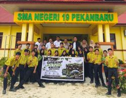SMAN 19 Pekanbaru Terima Penghargaan, Tanami Keliling Sekolah Pohon Wujud Peduli Lingkungan