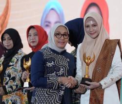 Apresiasi Nasional, Menteri PPPA Beri Anugerah Bunda Literasi Pekanbaru Sulastri Agung di ASCA 2026