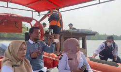 Mesin Perahu Mati Saat Hendak Mengajar, Guru Pedalaman Meranti Terjebak di Sungai