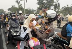 Peduli Kesehatan Akibat Kabut Asap, Ditlantas Polda Riau Bagikan 1.000 Masker ke Pengendara