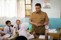 Wawako Markarius Anwar Kunjungi SD dan SMP, Bagi Masker dan Vitamin Saat PTM Kembali Digelar